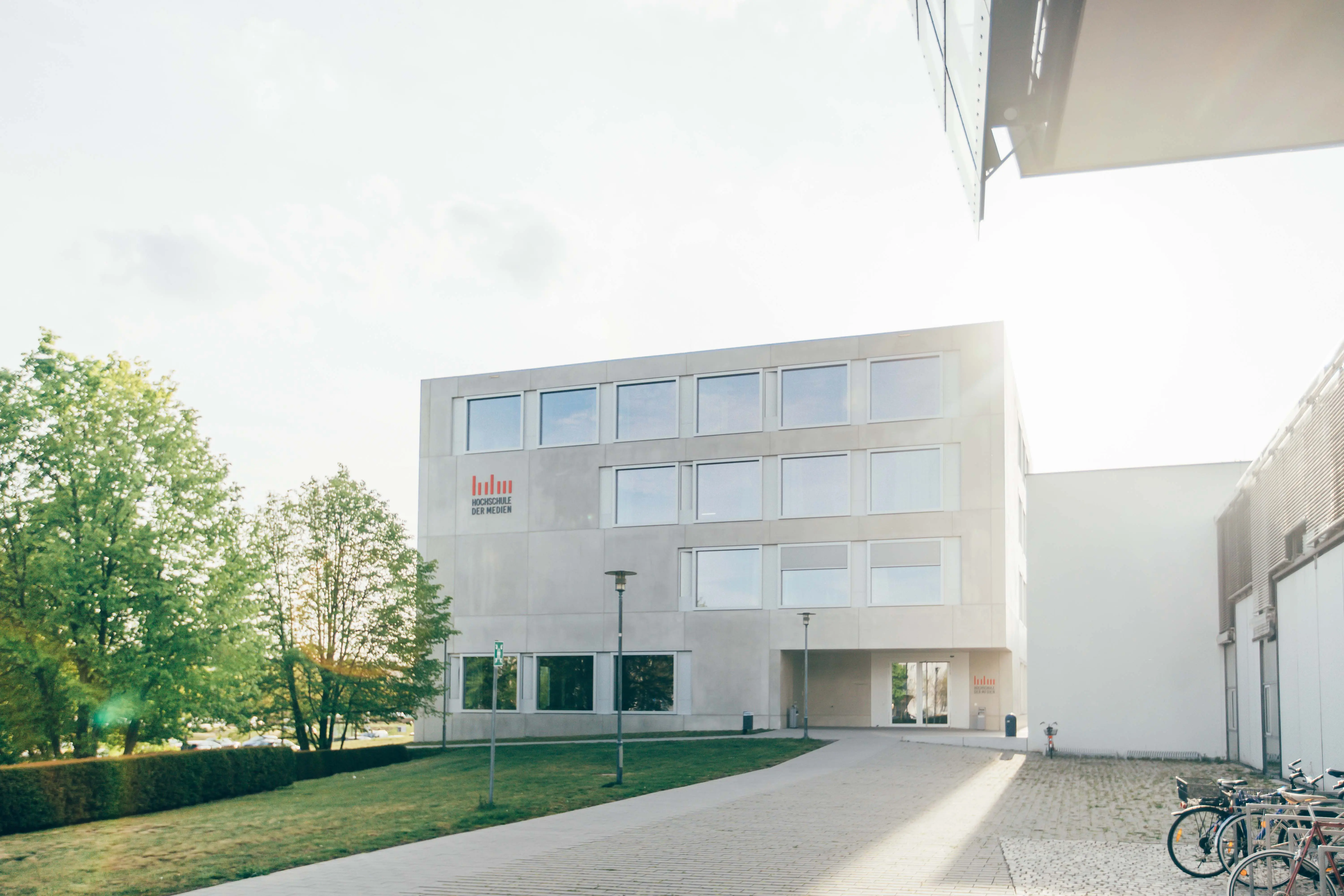 Der sogenannte Würfel, ein Nebengebäude der Hochschule der Medien.