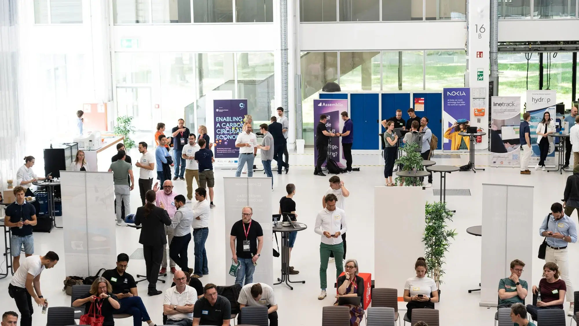 Dieses Foto zeigt Besucher einer Messe an Messeständen.