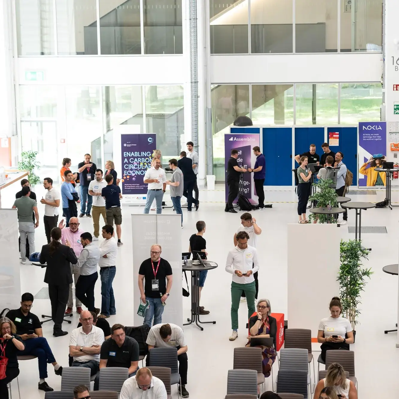 Dieses Foto zeigt Besucher einer Messe an Messeständen.